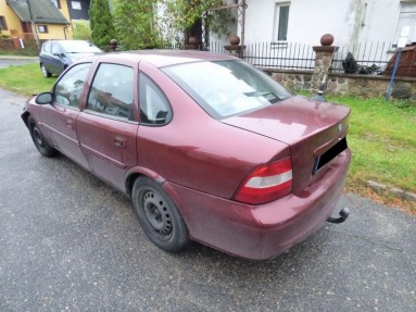 Купить Opel Vectra, 1.6, 1996 года с пробегом, цена 1592 руб., id 11290