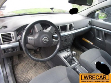 Купить Opel Vectra, 1.9, 2004 года с пробегом, цена 1592 руб., id 11743