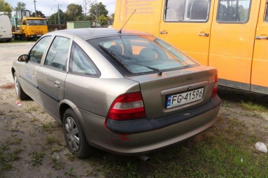 Купить Opel Vectra, 1.6, 1996 года с пробегом, цена 9689 руб., id 13421