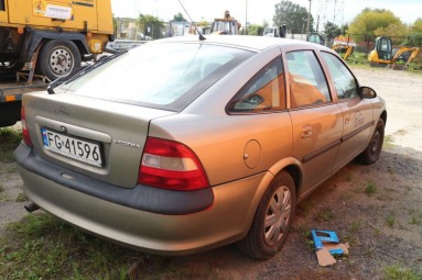 Купить Opel Vectra, 1.6, 1996 года с пробегом, цена 9689 руб., id 13421