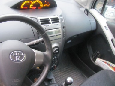 Купить Toyota Yaris, 1.3, 2010 года с пробегом, цена 42076 руб., id 14223