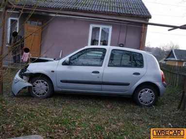 Купить Renault Clio, 1.1, 2002 года с пробегом, цена 1592 руб., id 14791