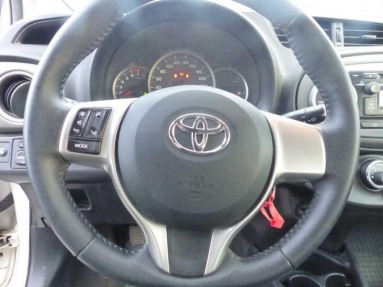 Купить Toyota Yaris, 1.0, 2014 года с пробегом, цена 282006 руб., id 15577