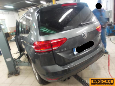 Купить Volkswagen Touran, 2.0, 2016 года с пробегом, цена 24291 руб., id 19048
