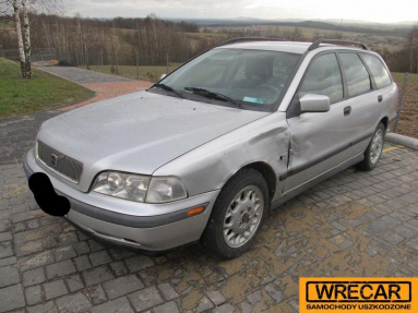 Купить Volvo V40, 1.9, 1999 года с пробегом, цена 1592 руб., id 19334