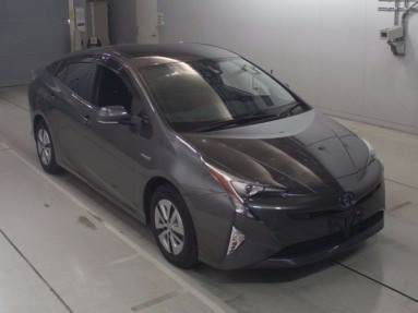 Купить Toyota Prius, 1.8, 2018 года с пробегом, цена 1785000 руб., id 20677