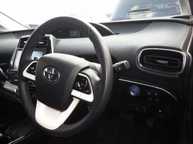 Купить Toyota Prius, 1.8, 2018 года с пробегом, цена 1785000 руб., id 20677