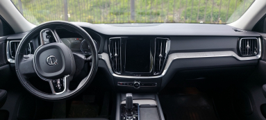 Купить Volvo V60, 2.0, 2020 года с пробегом, цена 3850000 руб., id 20925