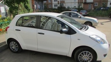 Купить Toyota Yaris, 1.0, 2010 года с пробегом, цена 350000 руб., id 4750