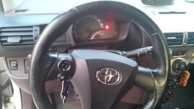 Купить Toyota iQ, 1.0, 2009 года с пробегом, цена 470000 руб., id 4869