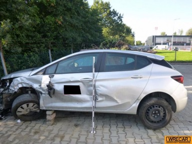 Купить Opel Astra, 1.6, 2016 года с пробегом, цена 71280 руб., id 9926