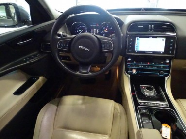 Купить Jaguar  XE, 2.0, 2016 года с пробегом, цена 8255968 руб., id 10261