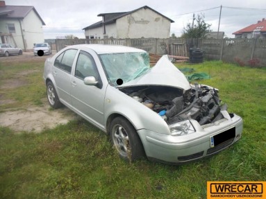 Купить Volkswagen Bora, 1.6, 1999 года с пробегом, цена 12941 руб., id 10390